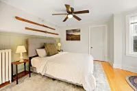 Couples 2 Bedroom Retreat - Hot Tub- Air Hockey -Close to ShelburneFalls