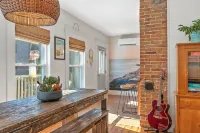 Chic 3 BR Retreat- Prime Old Port Spot with parking- Park and walk the town