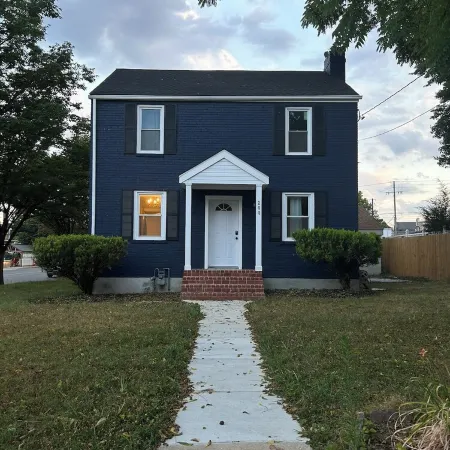 Spacious 4-bedroom house with AC and WiFi in fabulous Silver Spring