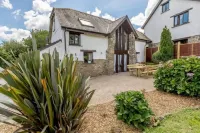 Light and airy traditional Devon Barn, pet friendly! 엄버레이 호텔