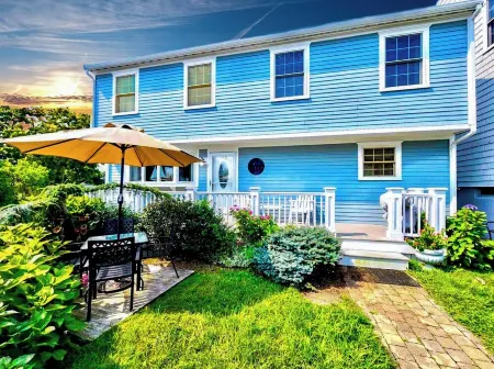 Luxury PTown Condo -  5 Min Walk to Commercial St Отели рядом с достопримечательностью «Рейс Пойнт Бич»