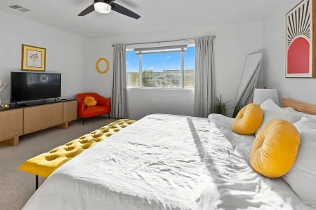 The Hidalgo House Отели рядом с достопримечательностью «Desert Hot Springs Chamber-Commerce»