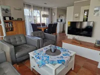 Thatched house with Southwest-terrace, centrally located, near to beach - بيت ضيافة