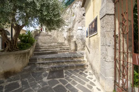 Casa Diodora, vicino al mare, in Costiera Amalfitana Отели в г. Майори