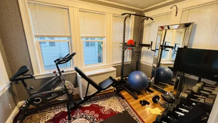 Gorgeous Home in Waltham quiet, family-friendly neighborhood, 2 free parking! Отели рядом со станцией Брендейс / Робертс