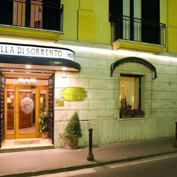 Hotel Villa di Sorrento Отели рядом с достопримечательностью «Пляж Петерс»