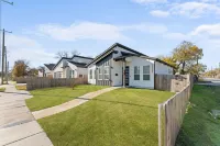 Spacious 4-bedroom house in fabulous Dallas with WiFi, AC Hôtels à proximité de : Eagle Stadium