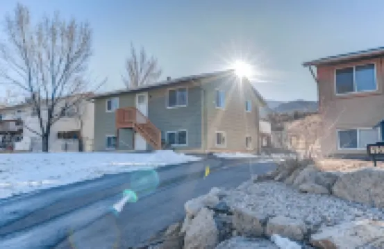 2Br Aptmt Parks Private Deck, Mountain Views!