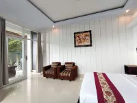 La Montaña Hotels near Toko Suda Aditya