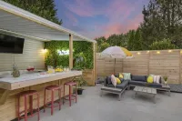 Splash House - Heated Pool, Hot Tub, Pickleball, Movie Theater