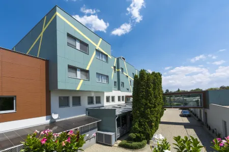 Mikado Hotel Отели рядом с достопримечательностью «Agrokomplex»