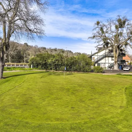 The 10th Green Inn