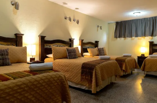 Hostal Donde Regina Hotels near La Aurora International Airport