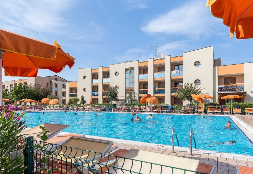 Enjoy a Poolside Retreat - Housity