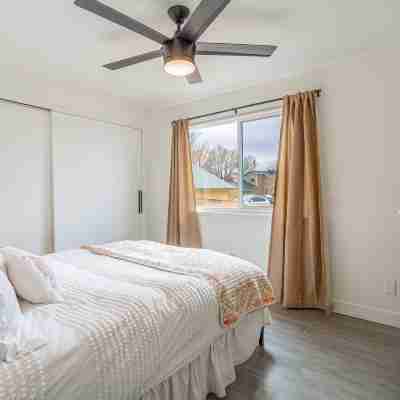 Cozy Family Haven in Sparks - Pet Friendly - Fenced Yard Rooms