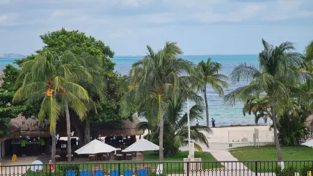 Fantastic Family Villa on the Best Beach of Cancun Отели рядом с достопримечательностью «Playa Langosta»