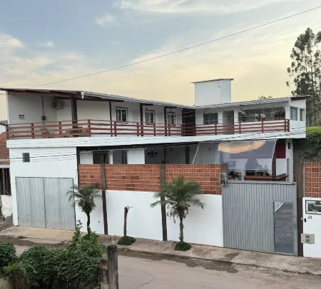 Pousada Uchimura Отели в г. Эмбу