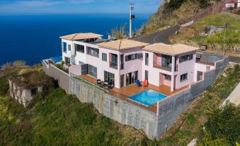 Canhas Views