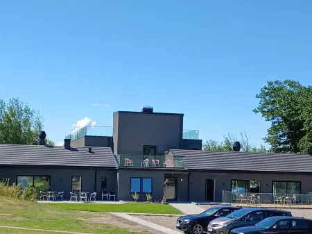 Solstickan Hotell & Vandrarhem Отели в г. Laholm