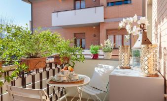 Graziella, Luxury Apartment 2 Bedrooms, Terrace and Private Parking Downtown Lucca