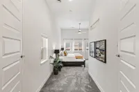Steps from River & Old Town - Hot Tub & King Bd - balcony