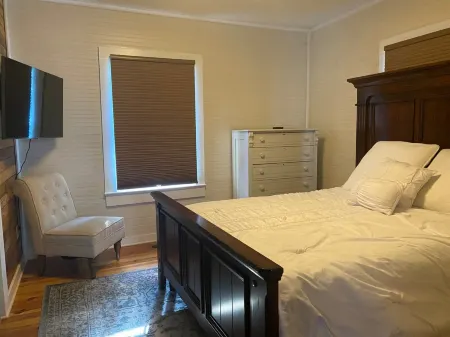 Frank Howard 111 Farmhouse Отели в г. Клемсон