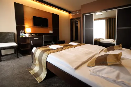 Hotel Dolphin - Adult Friendly Отели в г. Сенец