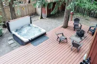 Near Sandy River~ Hot Tub, King Bed, XBOX, Game Room, BBQ, Family Friendly