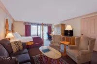 Ramada by Wyndham Pinewood Park Resort North Bay Отели рядом с достопримечательностью «Laurentian Escarpment Conservation Area»