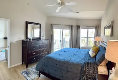 Camdenton Condo on the water - Grill, balcony and elevator access