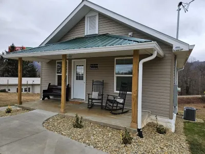 Charming farmhouse in tranquil Candler Hotel dekat Asheville West KOA Holiday