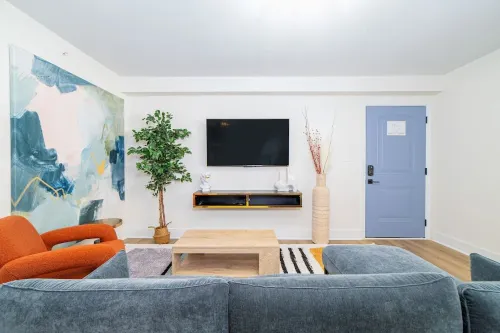 Modern Suite with Fire Pits and Free Parking - Charming Coastal Retreat 노퍽 호텔