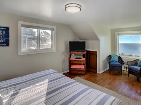 Ocean View and Cozy Sun Room - Charming Estuary Cottage Retreat