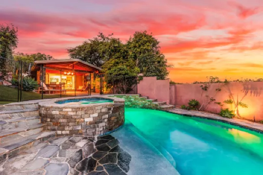 Private Pool and Spa Oasis - Charming Tranquil Retreat