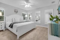 Screened-in Pool and Resort Amenities - Charming Retreat Hotels in Poinciana