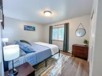 Borealis Abode: Abundant Amenities; Private Hot Tub, Pool Table, and King Bed Hotels near Community Baptist Church
