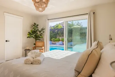 Spacious Retreat with Pool and Modern Aesthetic - Vibrant Charming