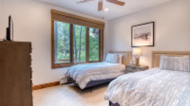 Charming Ski Access and Community Amenities - Delightful Alpine Retreat