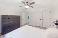 Ski-in/ski-out condo near the slopes with pool, fast WiFi & garden-level patio 슈거부시 리조트 주변 호텔