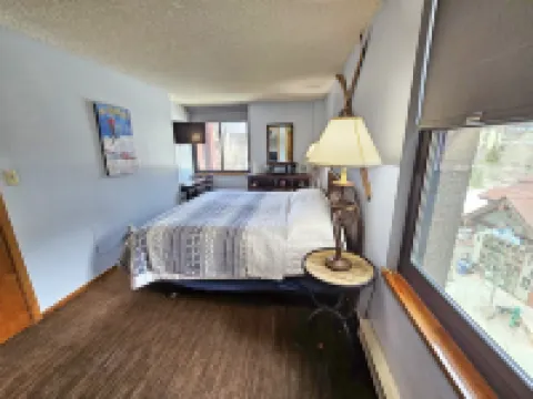 Spacious Lockoff Condo with Hot Tub - Charming Mountain Escape