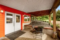 Bayfront apartment with private patio, beach access, water views, AC & W/D Hotels in Port Ludlow