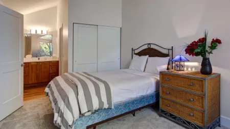 Cozy Fireplace and Scenic Balcony - Inviting Mountain Retreat