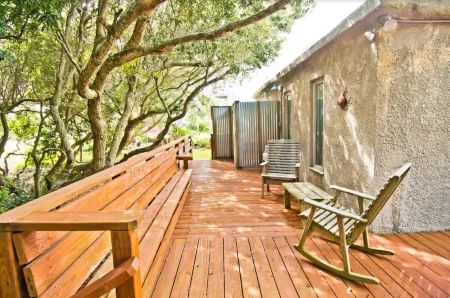 Dome Ceilings and Outdoor Entertaining Space - Unique Charming Retreat Отели в г. Эмералд Айл