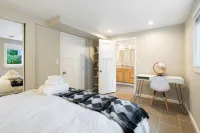 Fireplace, Spacious Yard, Stylish Decor - Cozy Family Haven Hotels in Shoreline