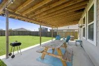 Spacious Chic Getaway - Cozy Fire Pit Relaxation Hotels in Chambers County