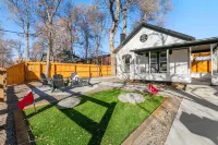 Private Hot Tub and Outdoor Entertainment Space - Charming Oasis