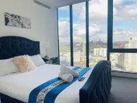 City Hidden Gem - Delux 2B with Parking/Balcony/Pool/Sauna/Gym, Walk to Crown!