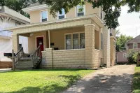 Charming Duplex Near Bradley University - Gorgeous Upper Retreat Hotels near Walgreens