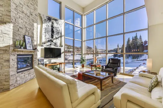 Stunning Ski Slopes Views and Jetted Tubs - Luxurious Mountain Retreat