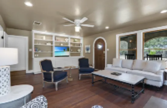 Cozy Interior and Beautiful Outdoor Space - Charming Retro Escape